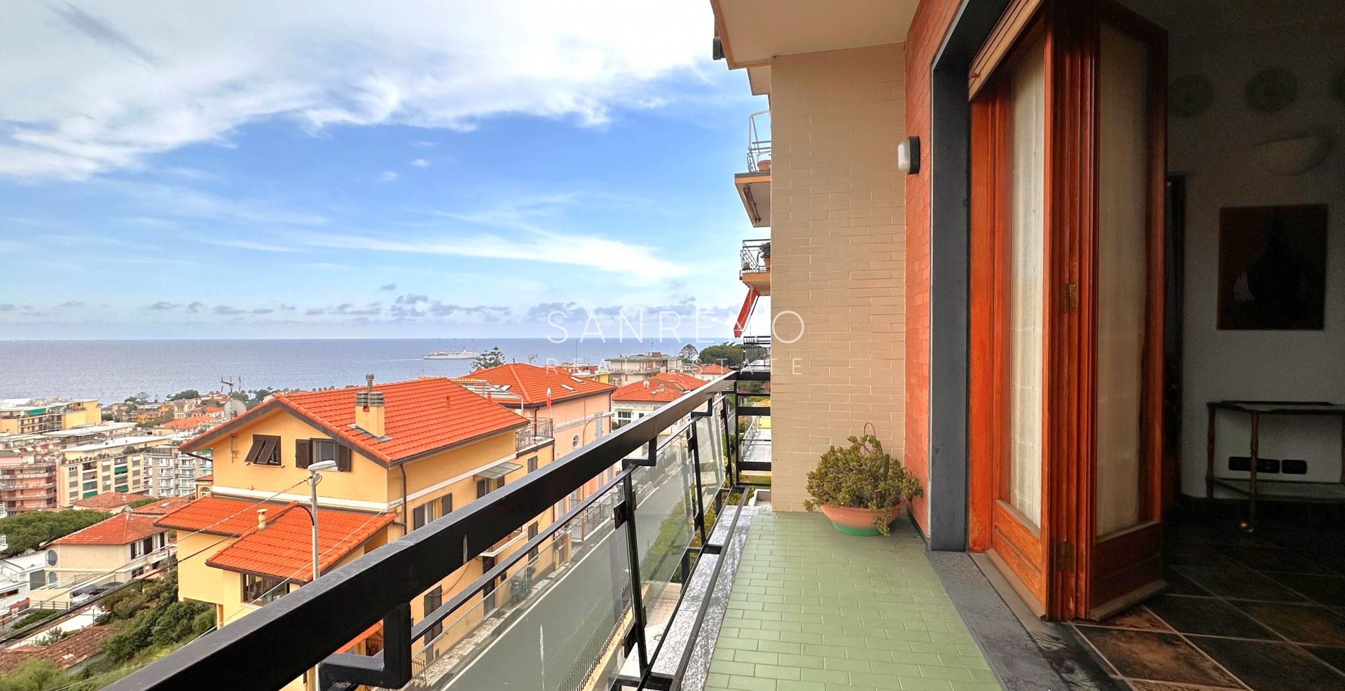 Large accommodation behind Portosole with a pleasant sea view