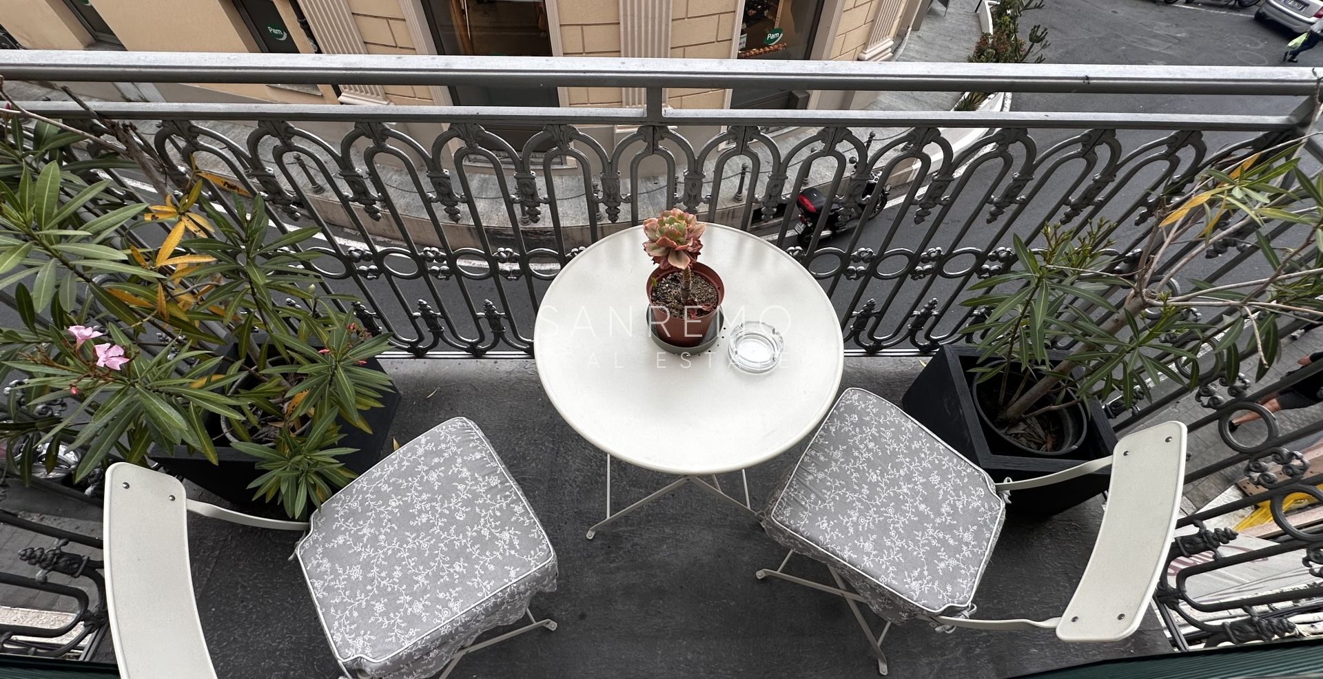 Charming apartment close to the Ariston theatre