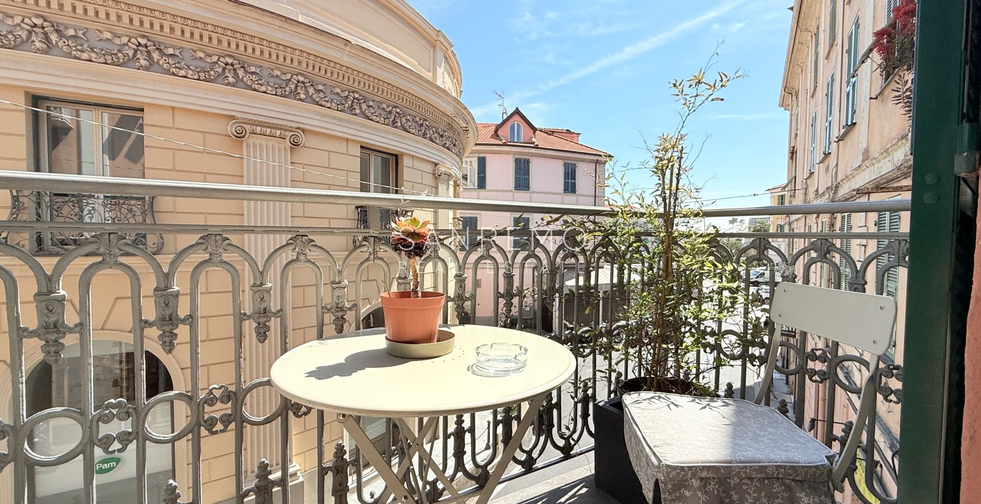 Charming apartment close to the Ariston theatre