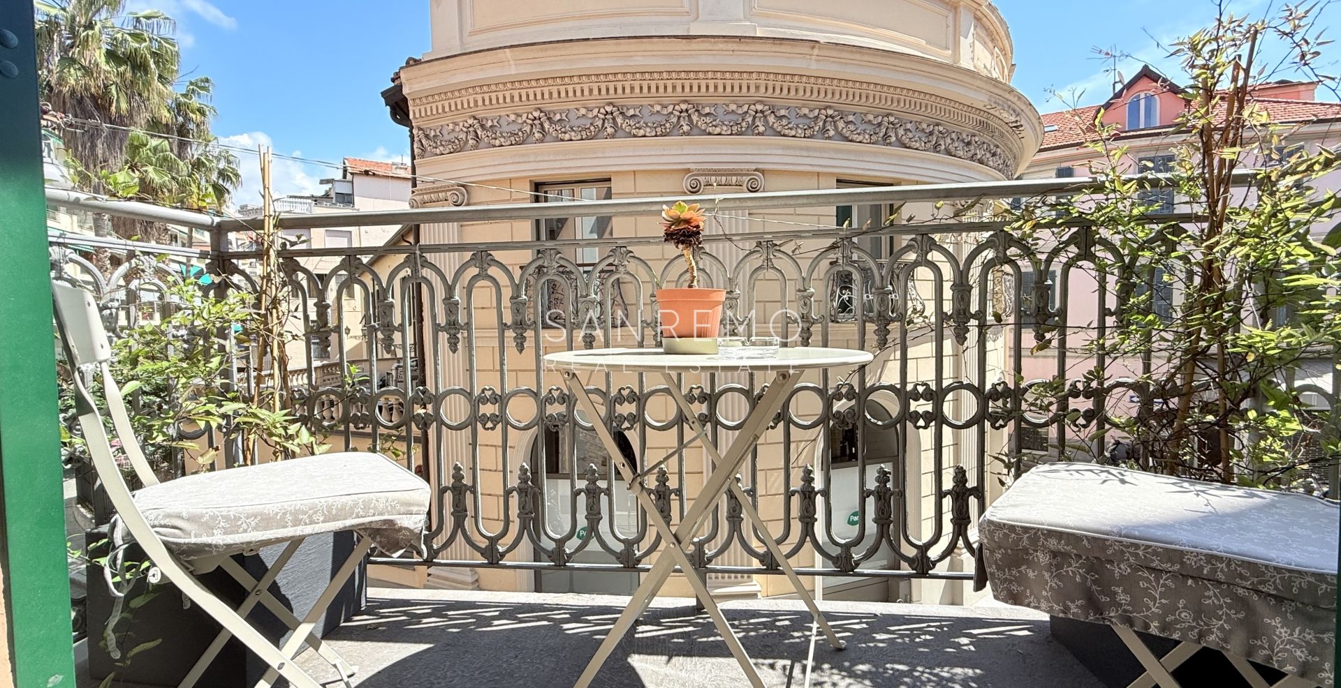 Charming apartment close to the Ariston theatre