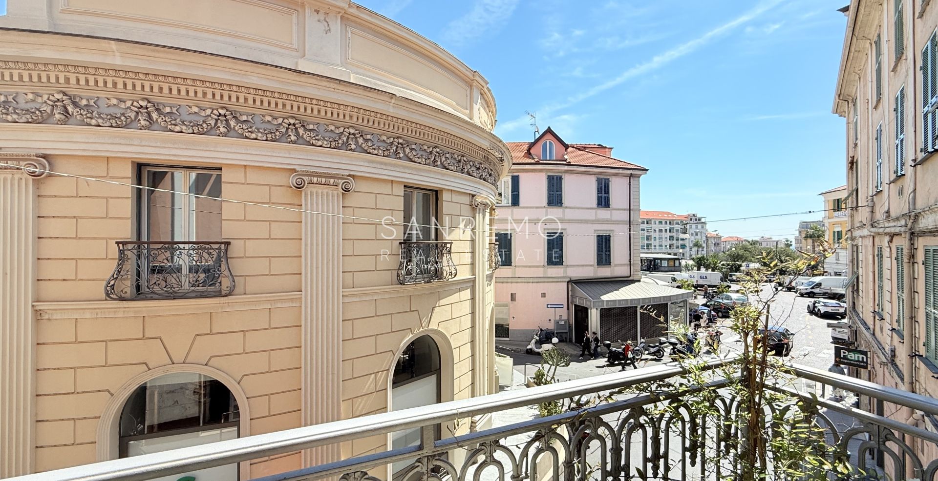 Charming apartment close to the Ariston theatre