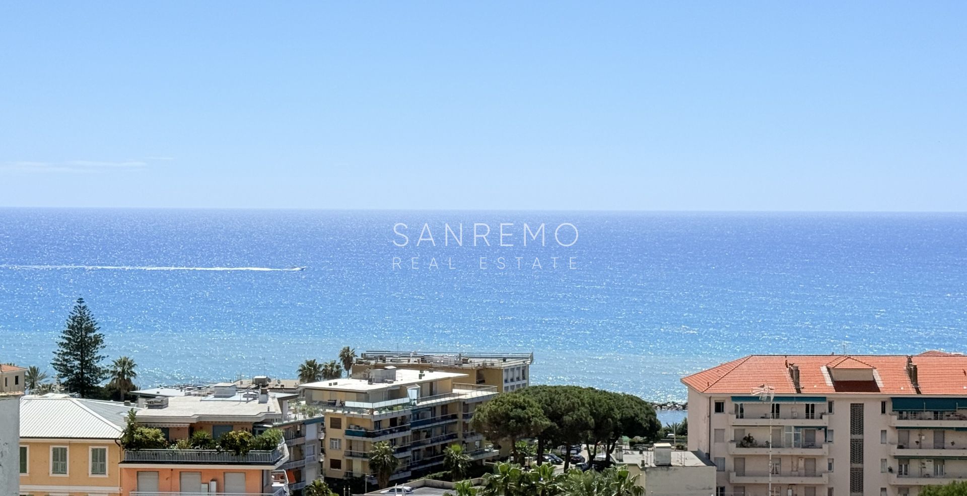Spacious apartment with terrace and sea view in elegant condominium with concierge