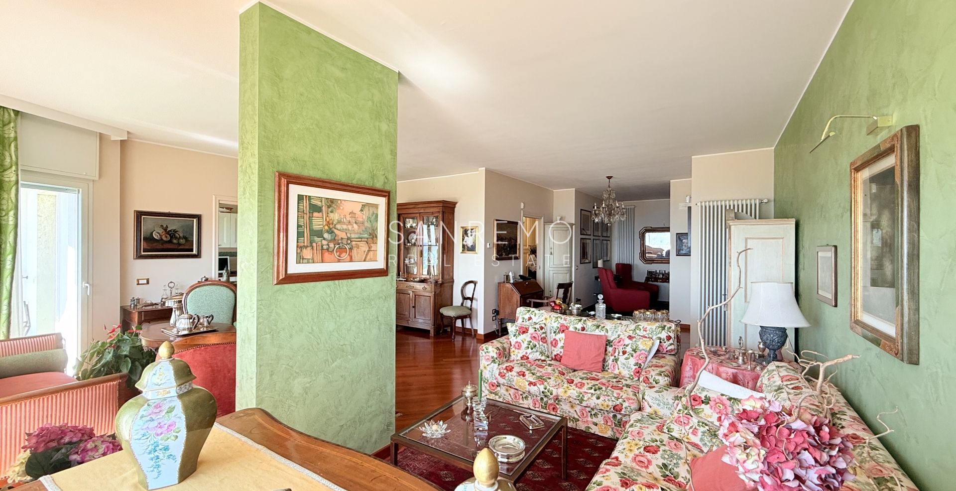 Spacious apartment with terrace and sea view in elegant condominium with concierge