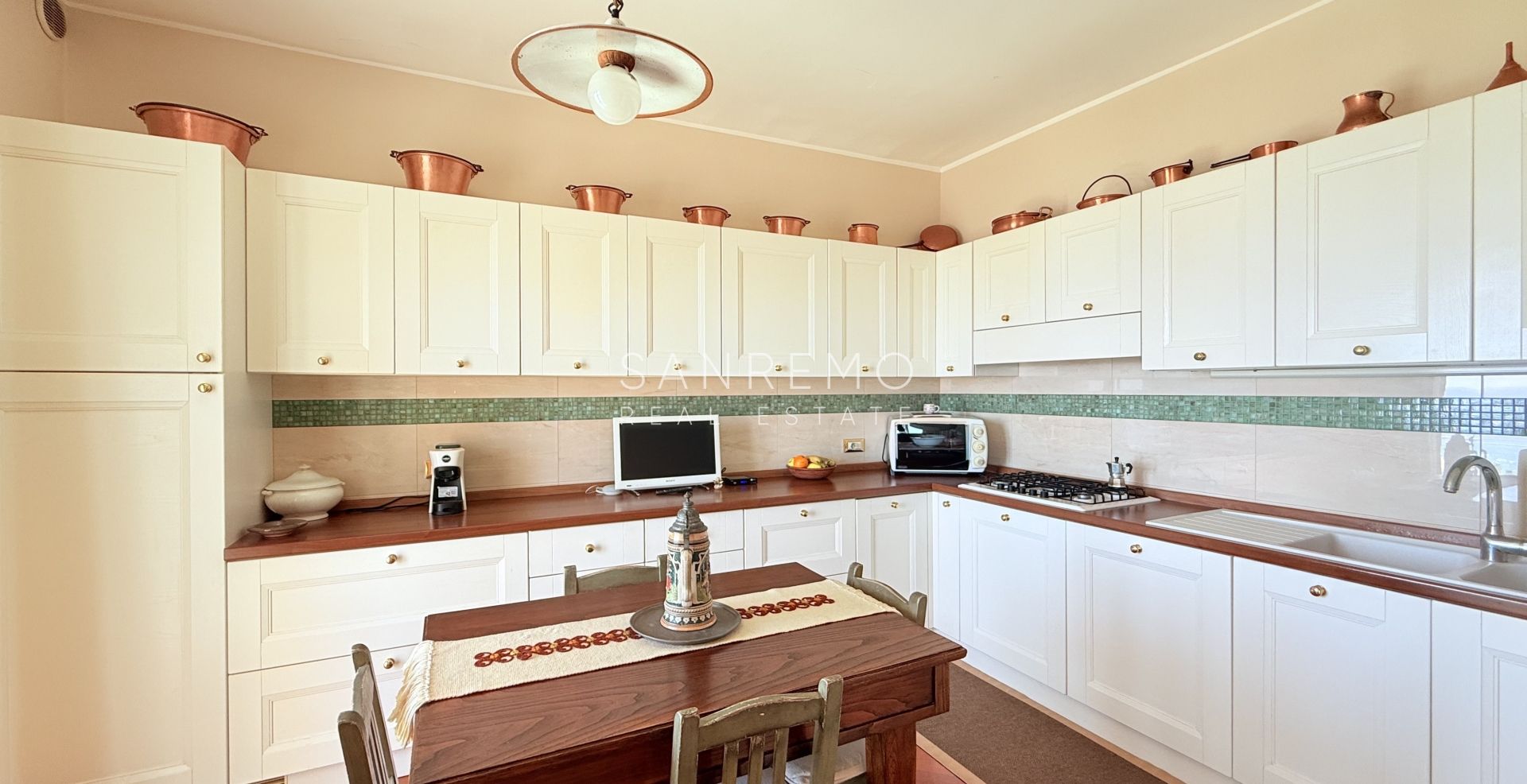 Spacious apartment with terrace and sea view in elegant condominium with concierge