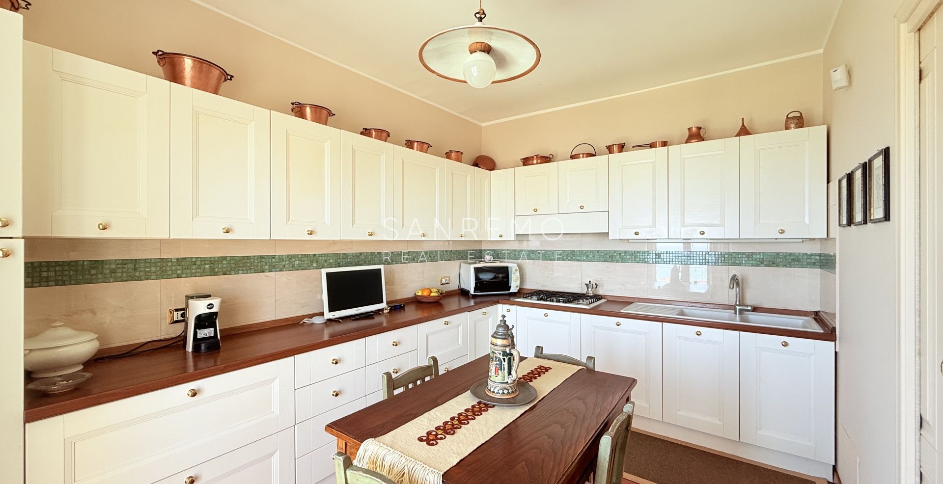 Spacious apartment with terrace and sea view in elegant condominium with concierge