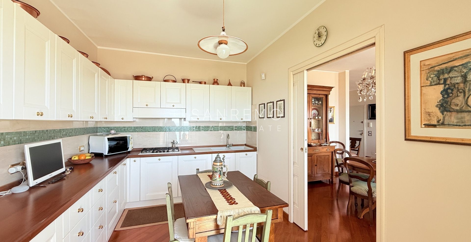 Spacious apartment with terrace and sea view in elegant condominium with concierge