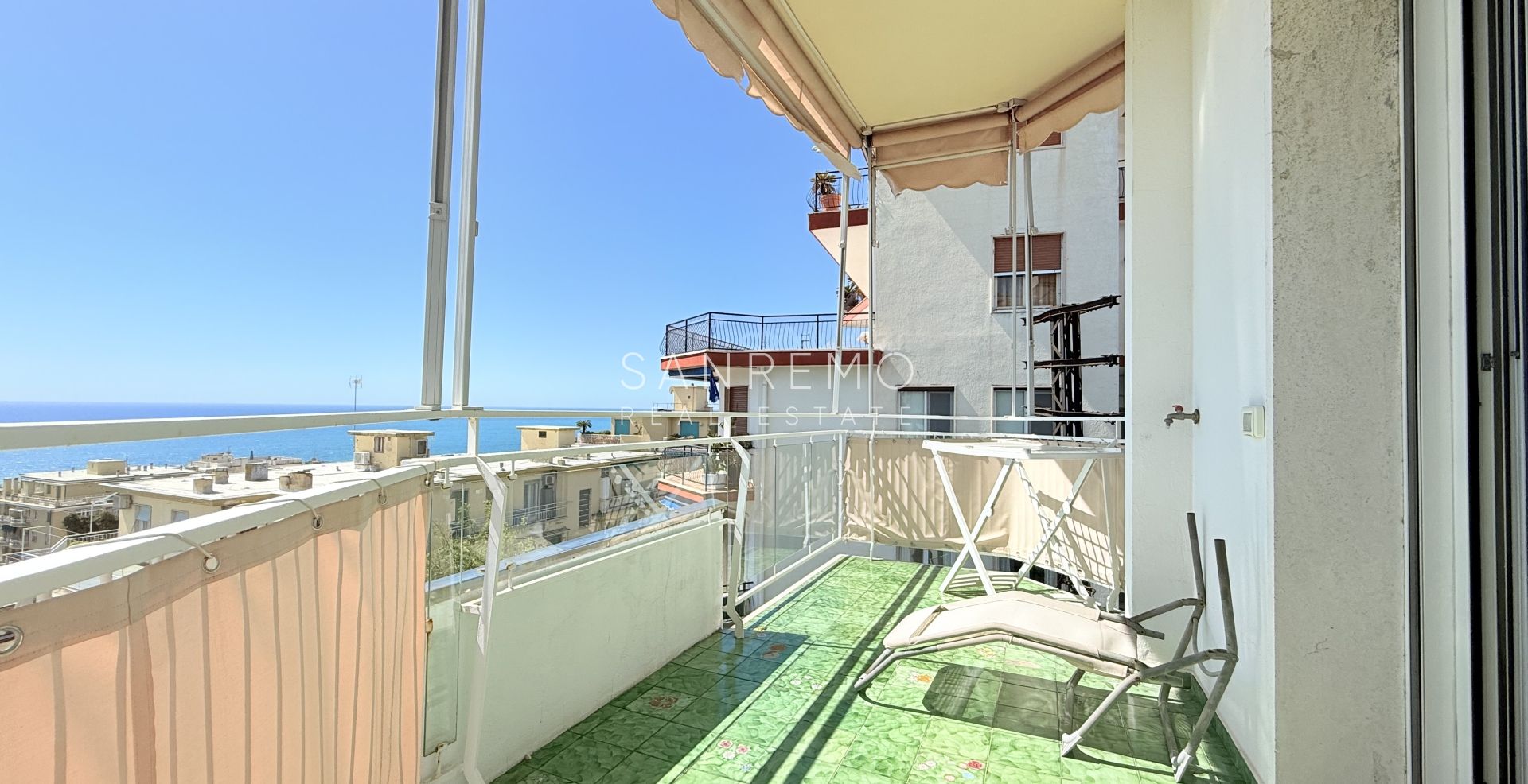 Spacious apartment with terrace and sea view in elegant condominium with concierge