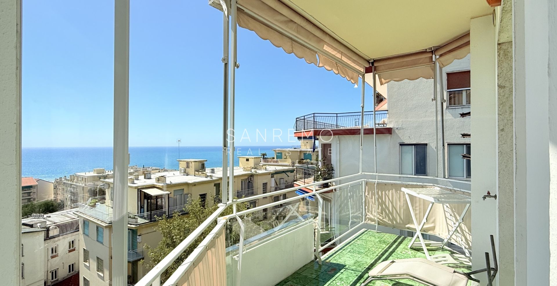 Spacious apartment with terrace and sea view in elegant condominium with concierge