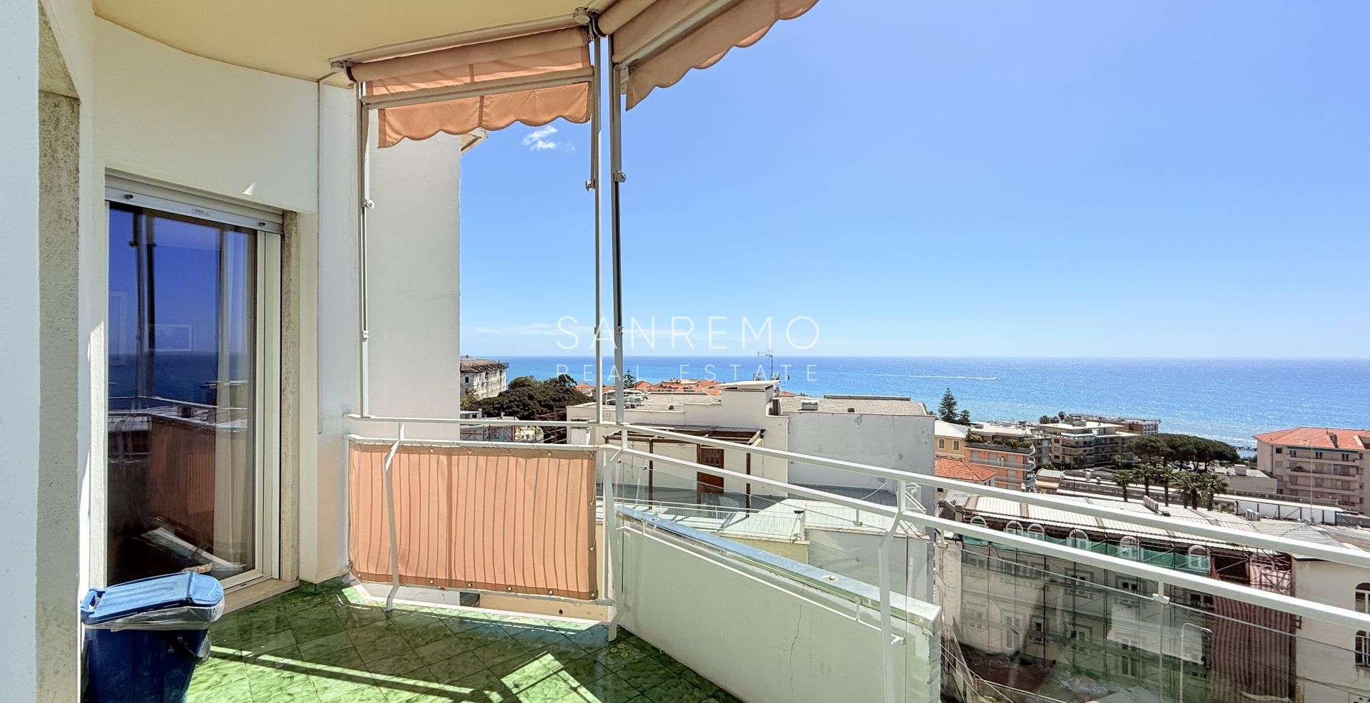 Spacious apartment with terrace and sea view in elegant condominium with concierge