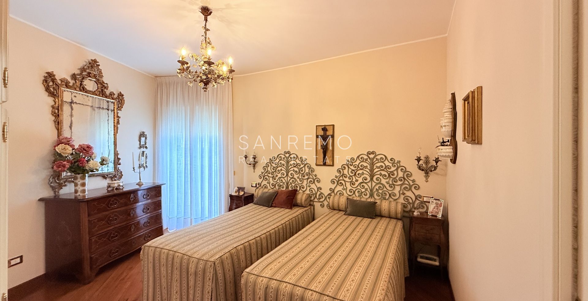 Spacious apartment with terrace and sea view in elegant condominium with concierge