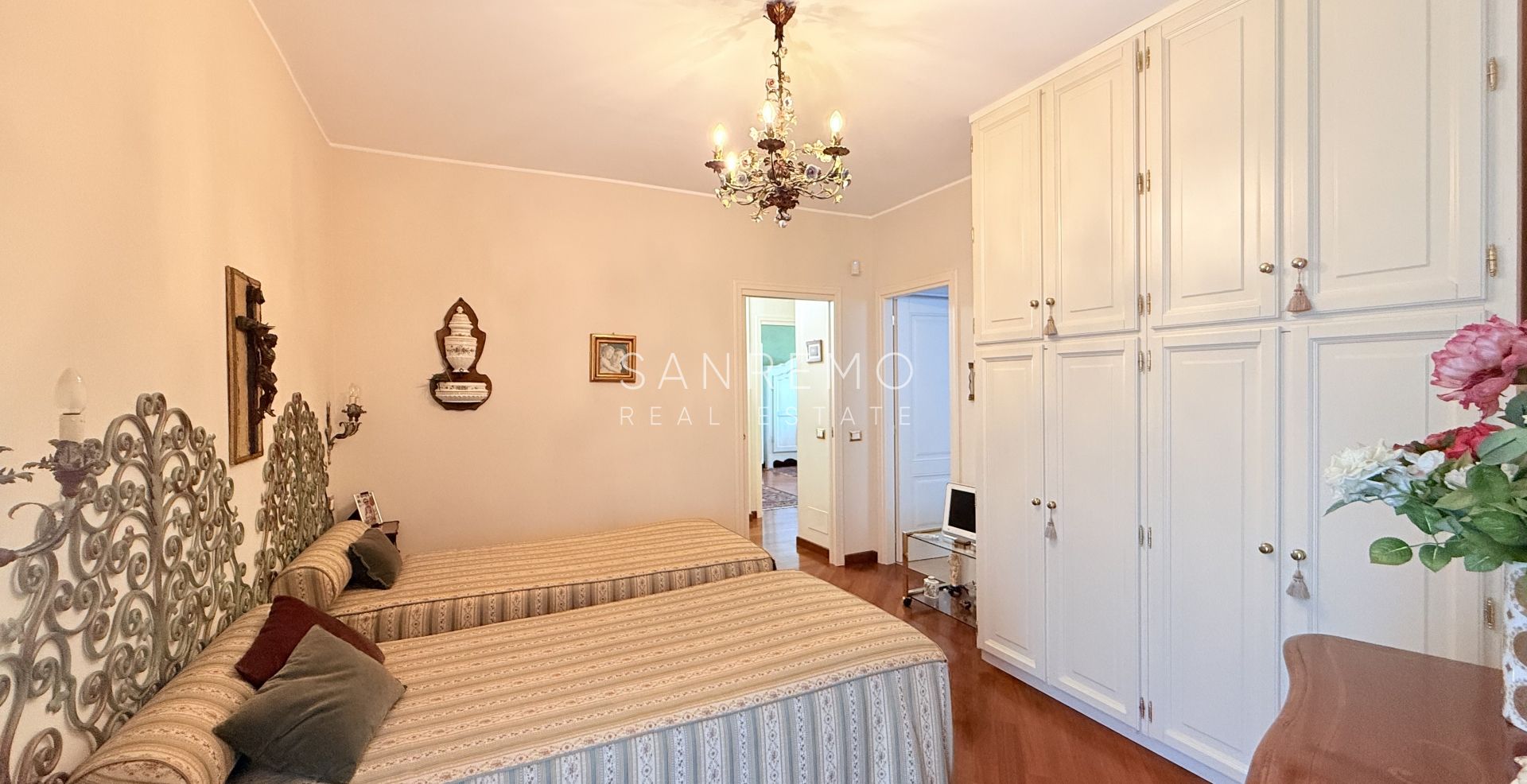 Spacious apartment with terrace and sea view in elegant condominium with concierge