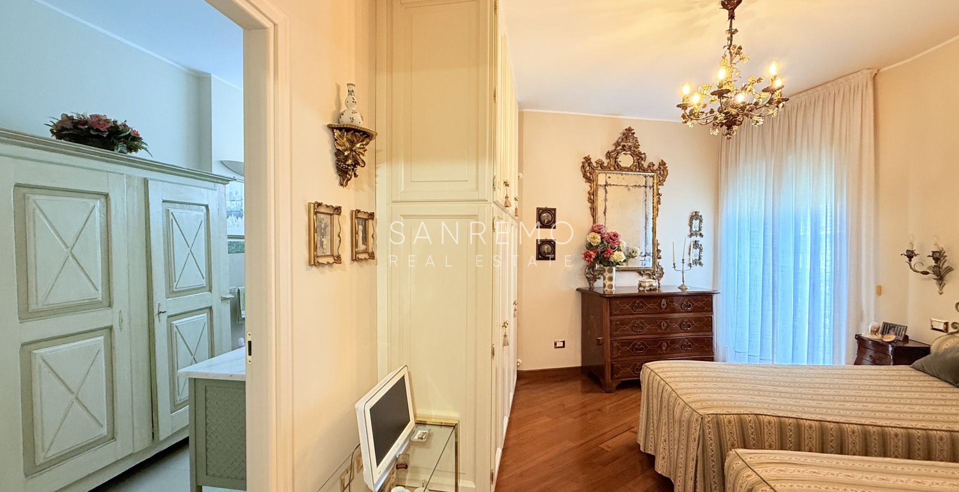 Spacious apartment with terrace and sea view in elegant condominium with concierge