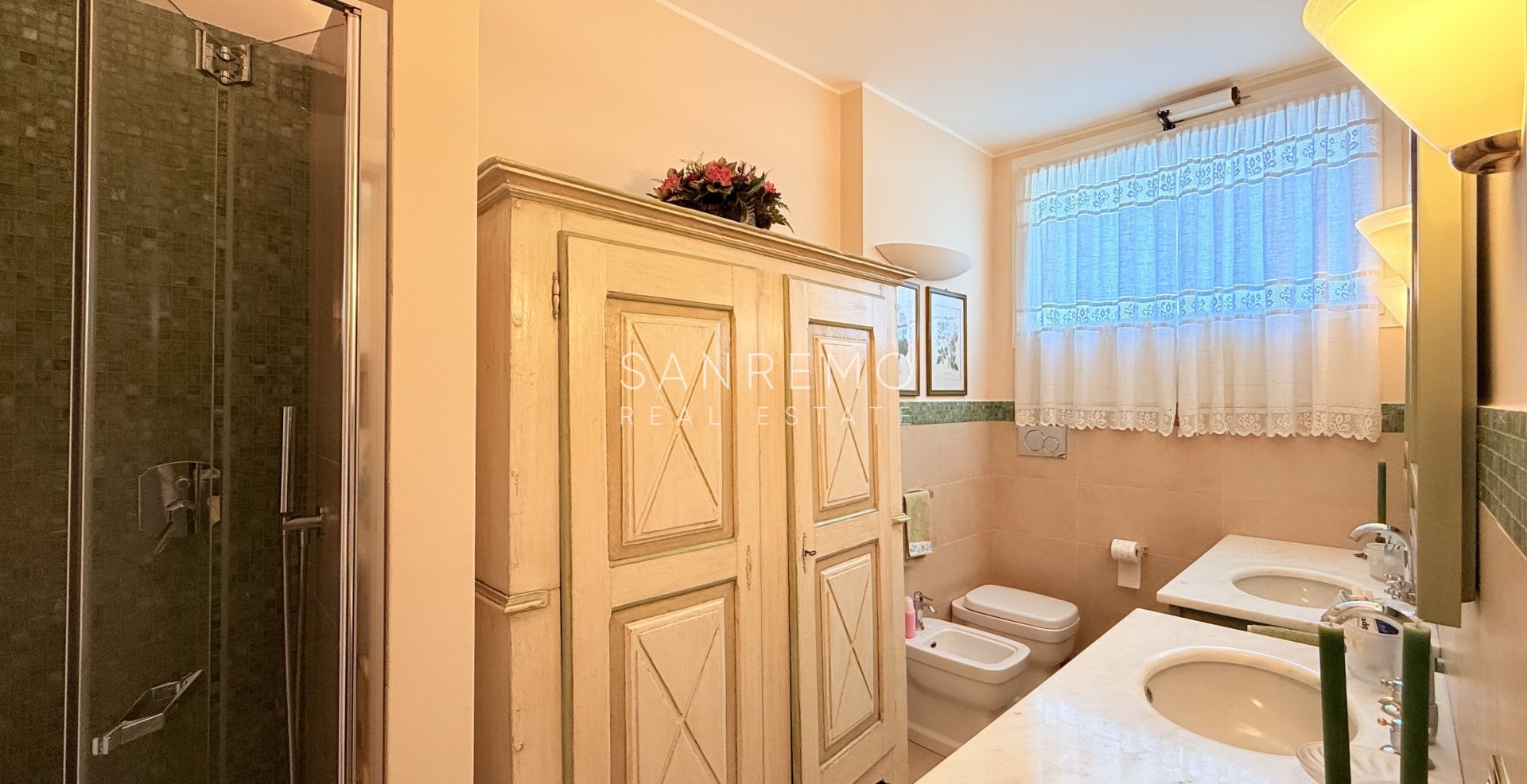 Spacious apartment with terrace and sea view in elegant condominium with concierge