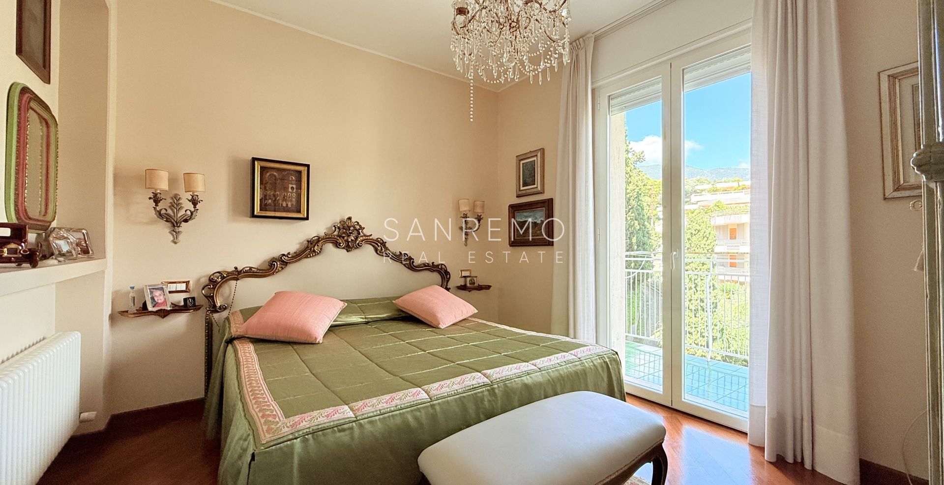 Spacious apartment with terrace and sea view in elegant condominium with concierge