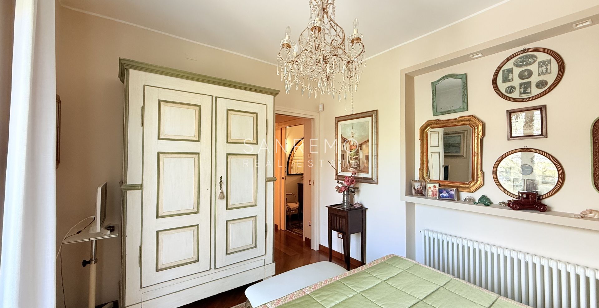 Spacious apartment with terrace and sea view in elegant condominium with concierge