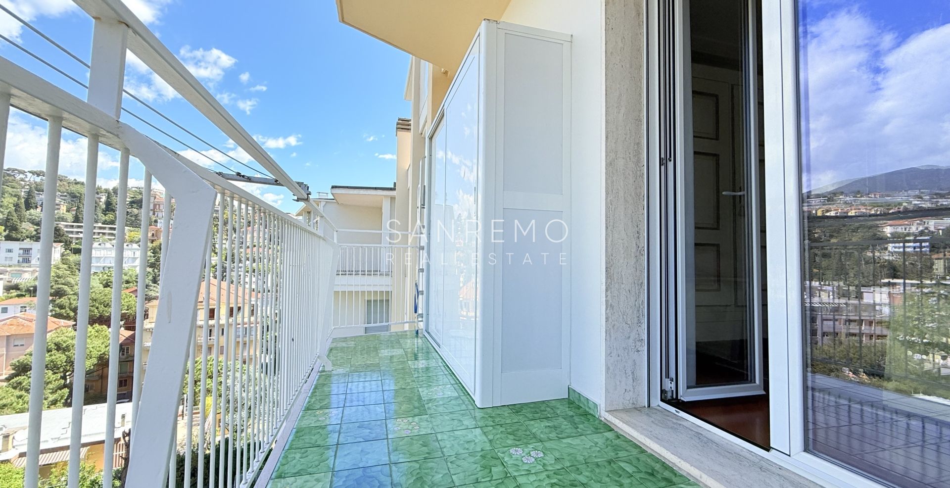 Spacious apartment with terrace and sea view in elegant condominium with concierge