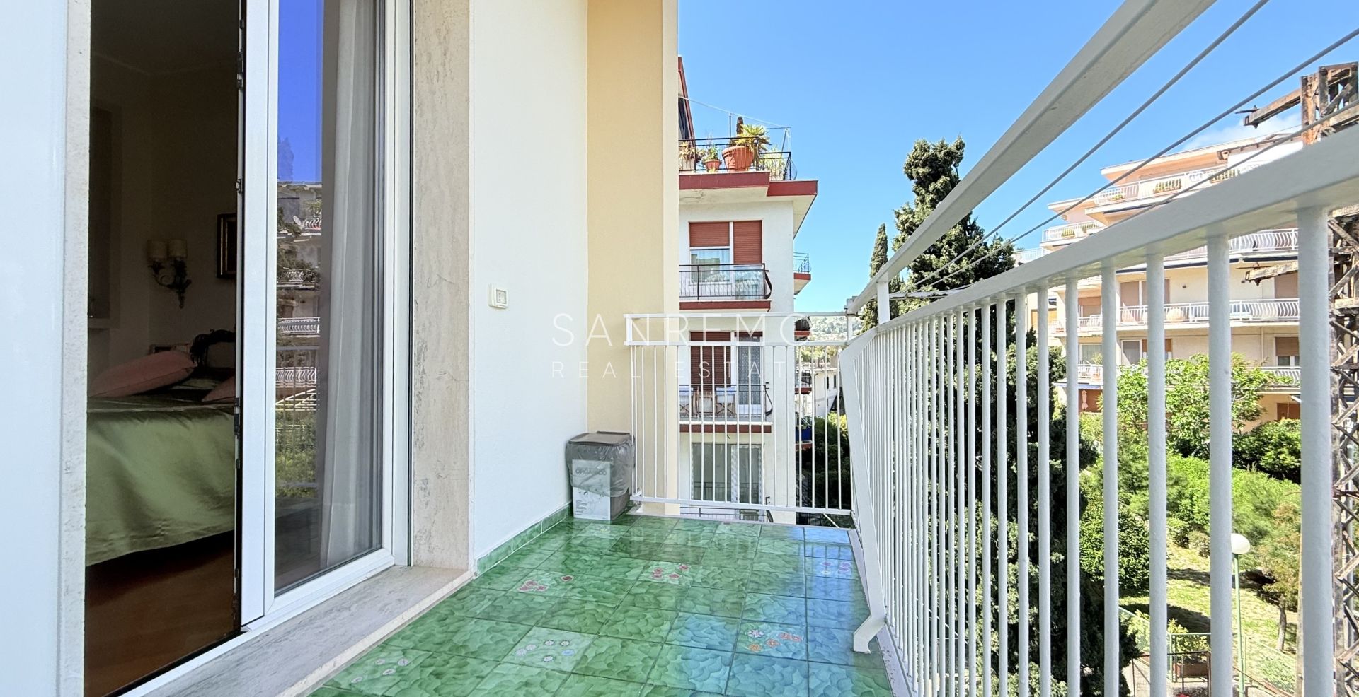 Spacious apartment with terrace and sea view in elegant condominium with concierge