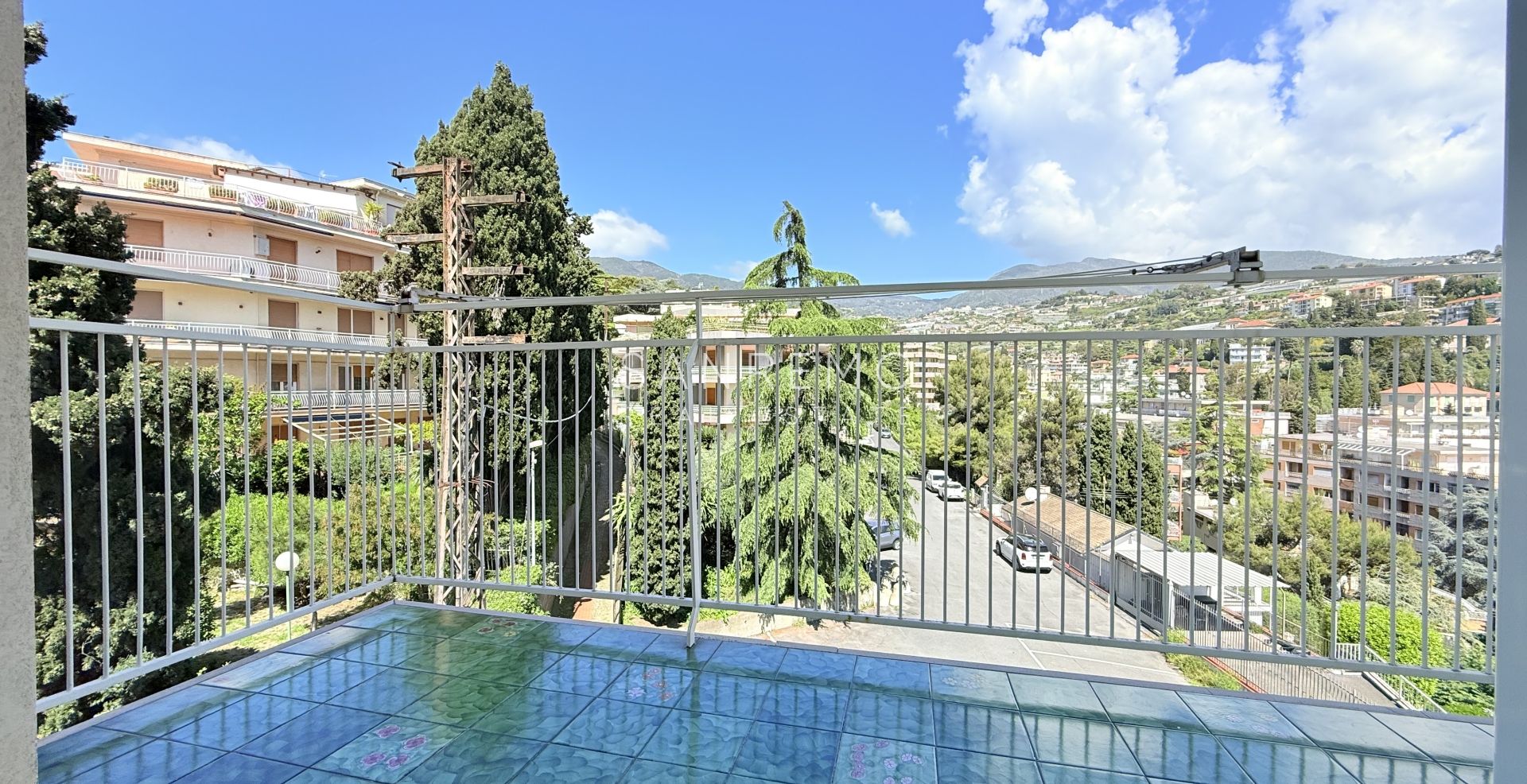 Spacious apartment with terrace and sea view in elegant condominium with concierge