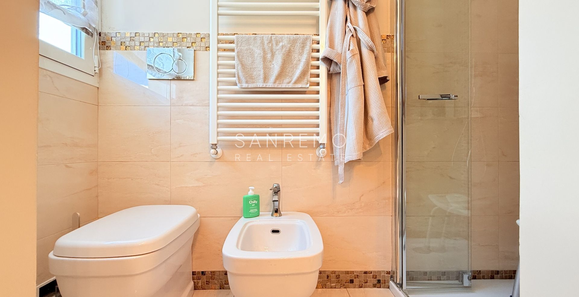 Spacious apartment with terrace and sea view in elegant condominium with concierge