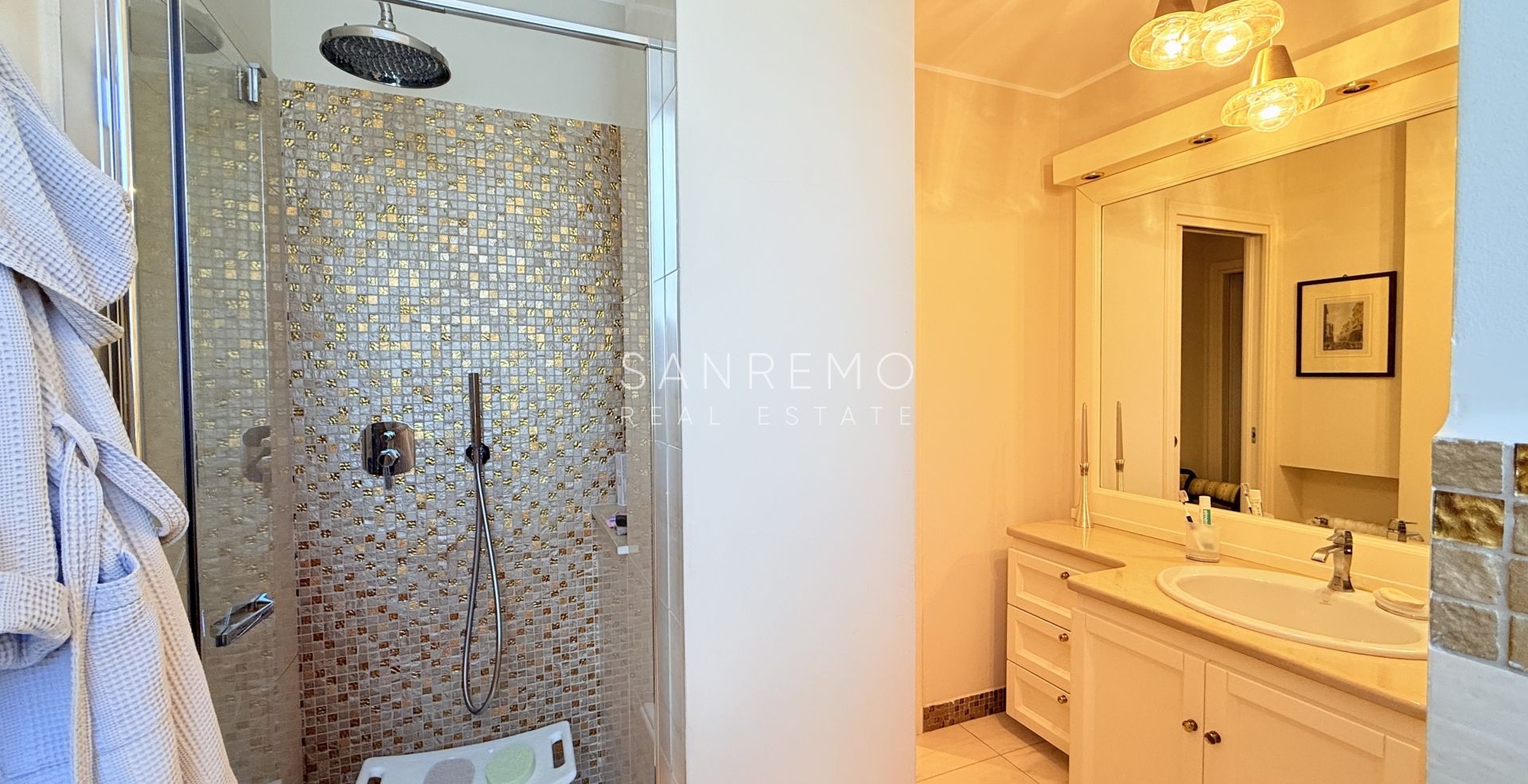 Spacious apartment with terrace and sea view in elegant condominium with concierge
