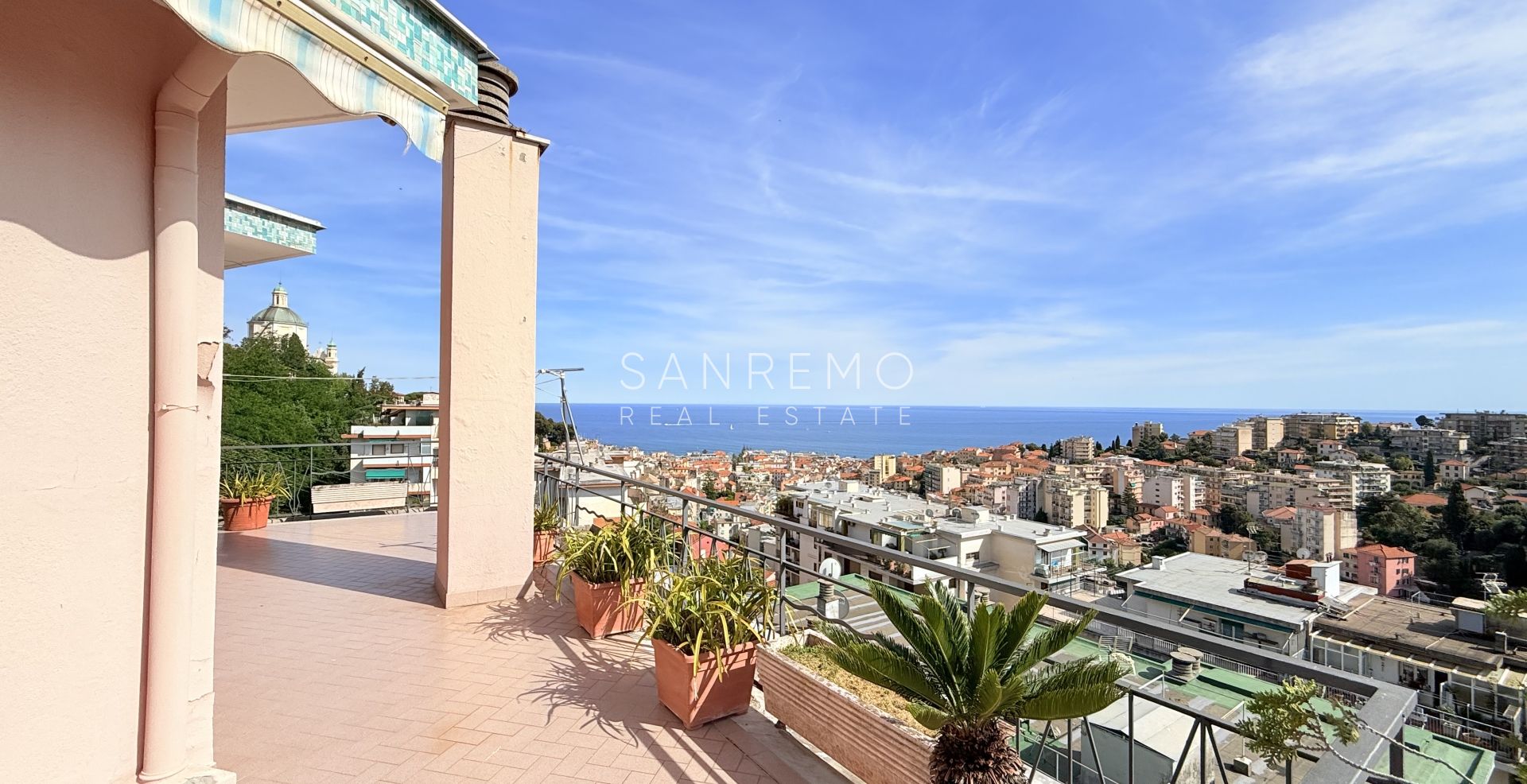 Penthouse for sale in Sanremo with sea view
