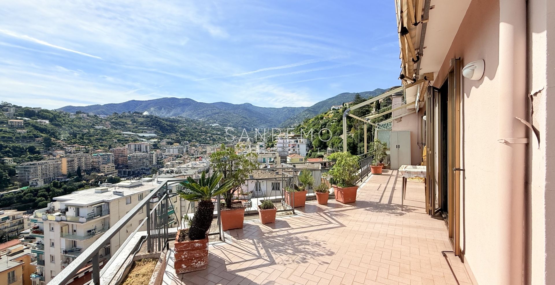 Penthouse for sale in Sanremo with sea view