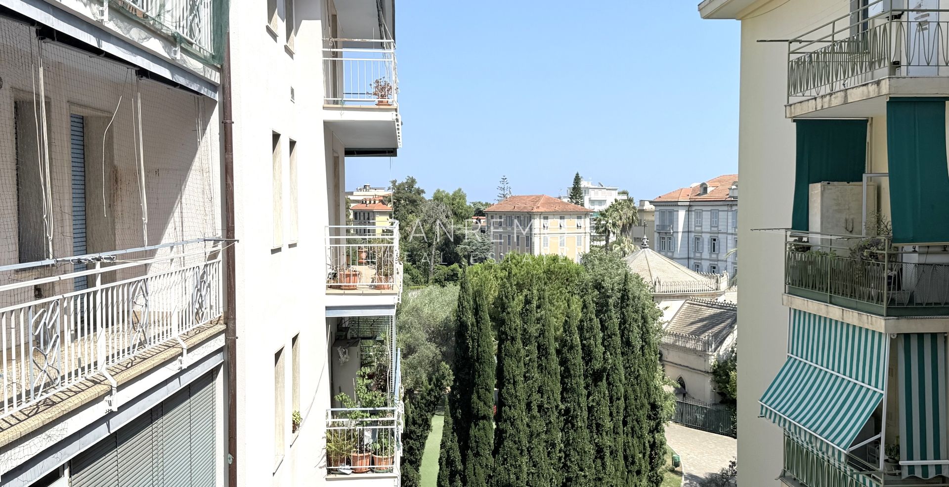 Beautifully Renovated Apartment with Two Terraces Near the Train Station