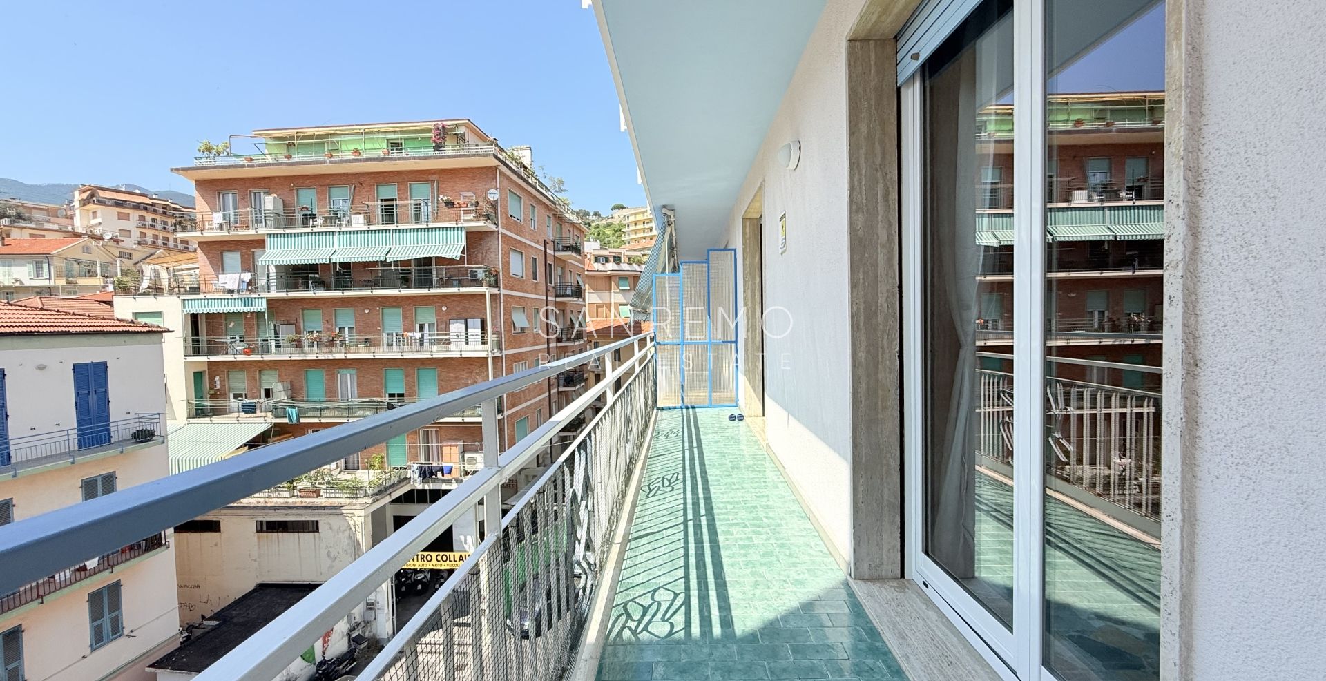 Beautifully Renovated Apartment with Two Terraces Near the Train Station