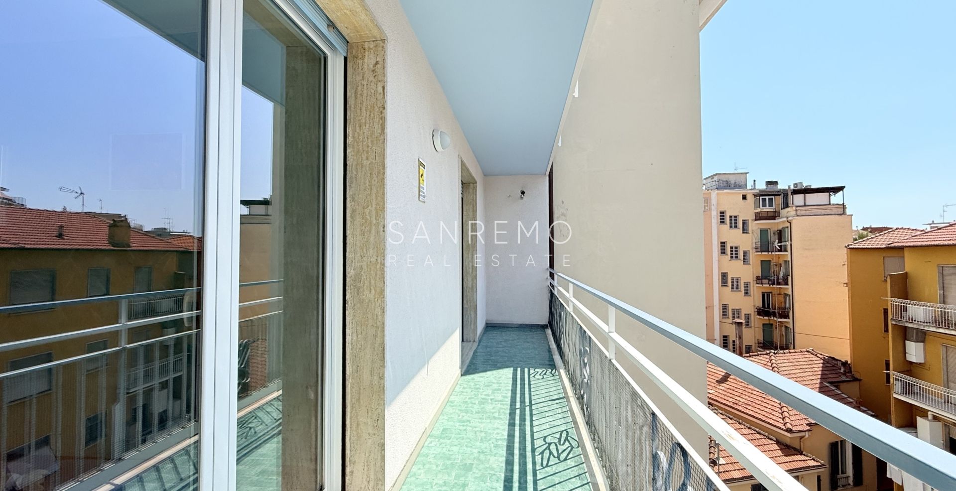 Beautifully Renovated Apartment with Two Terraces Near the Train Station
