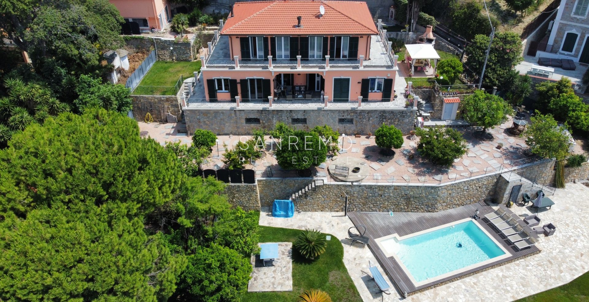 Luxury villa with swimming pool and sea view in Bordighera