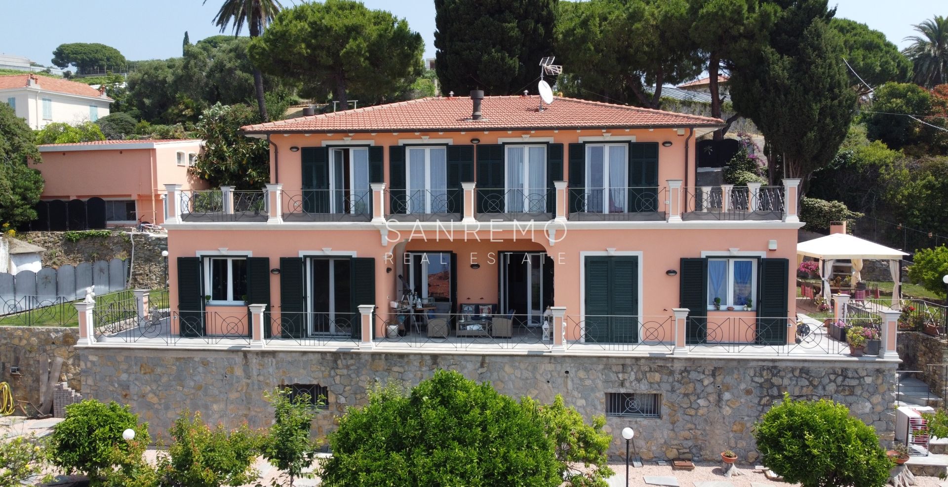 Luxury villa with swimming pool and sea view in Bordighera