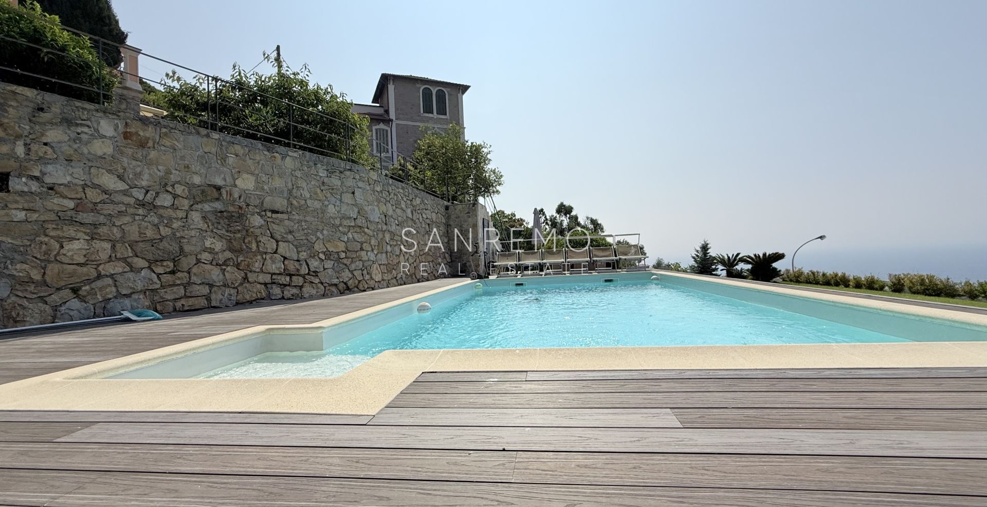 Luxury villa with swimming pool and sea view in Bordighera