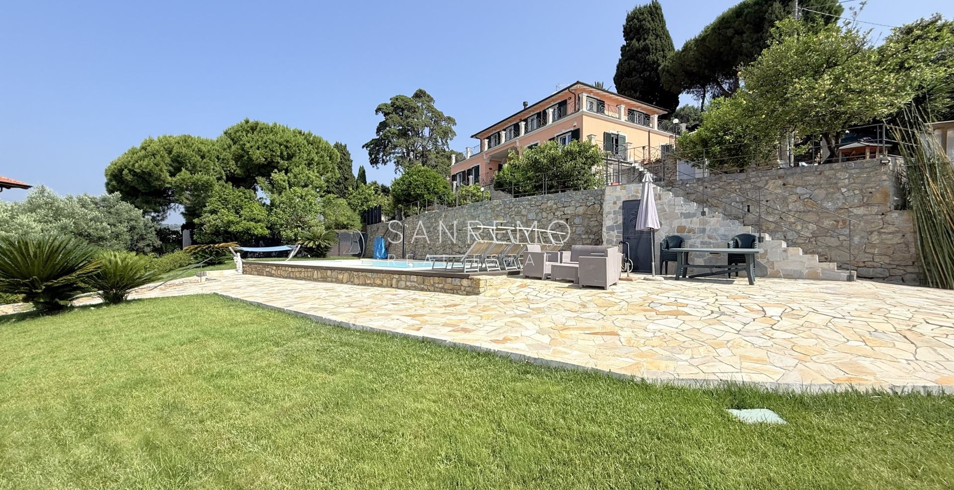 Luxury villa with swimming pool and sea view in Bordighera