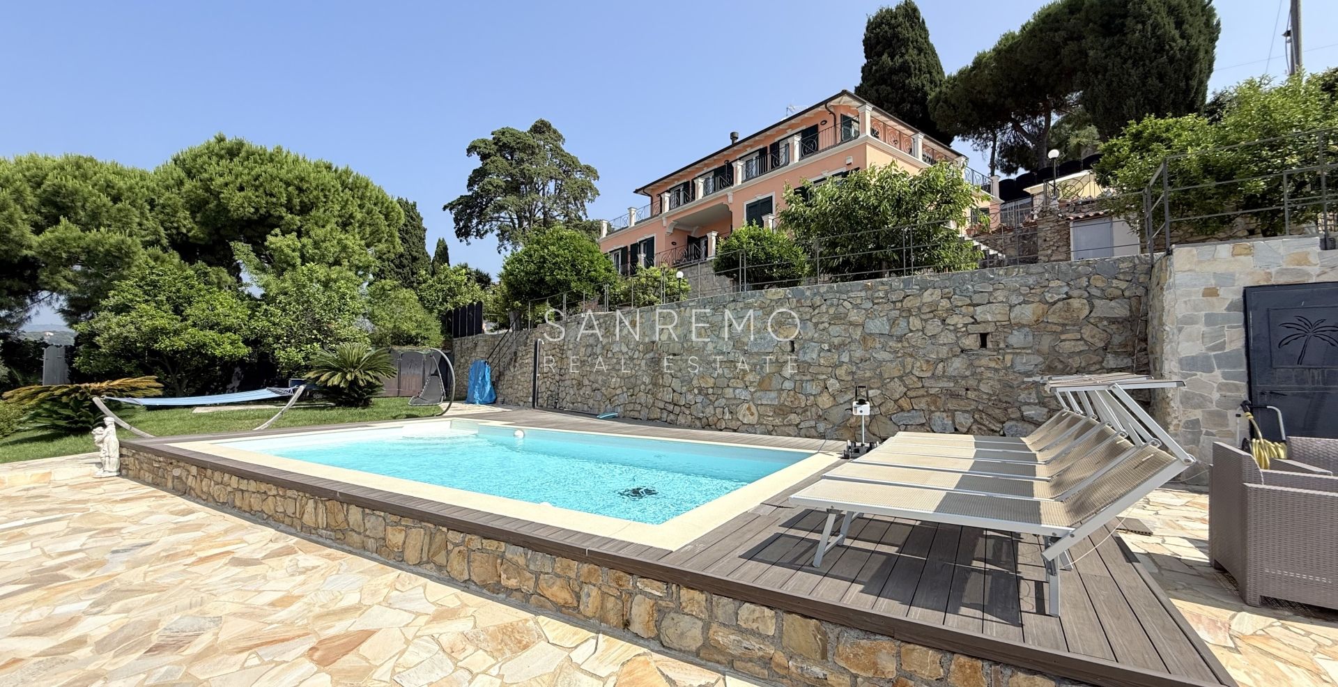 Luxury villa with swimming pool and sea view in Bordighera