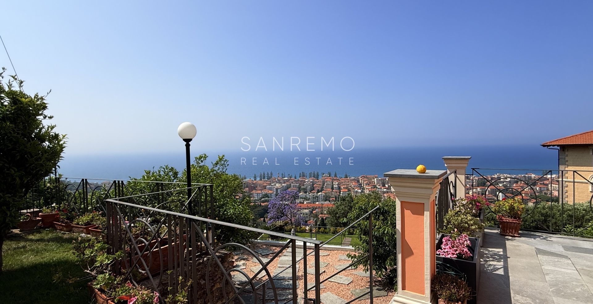Luxury villa with swimming pool and sea view in Bordighera