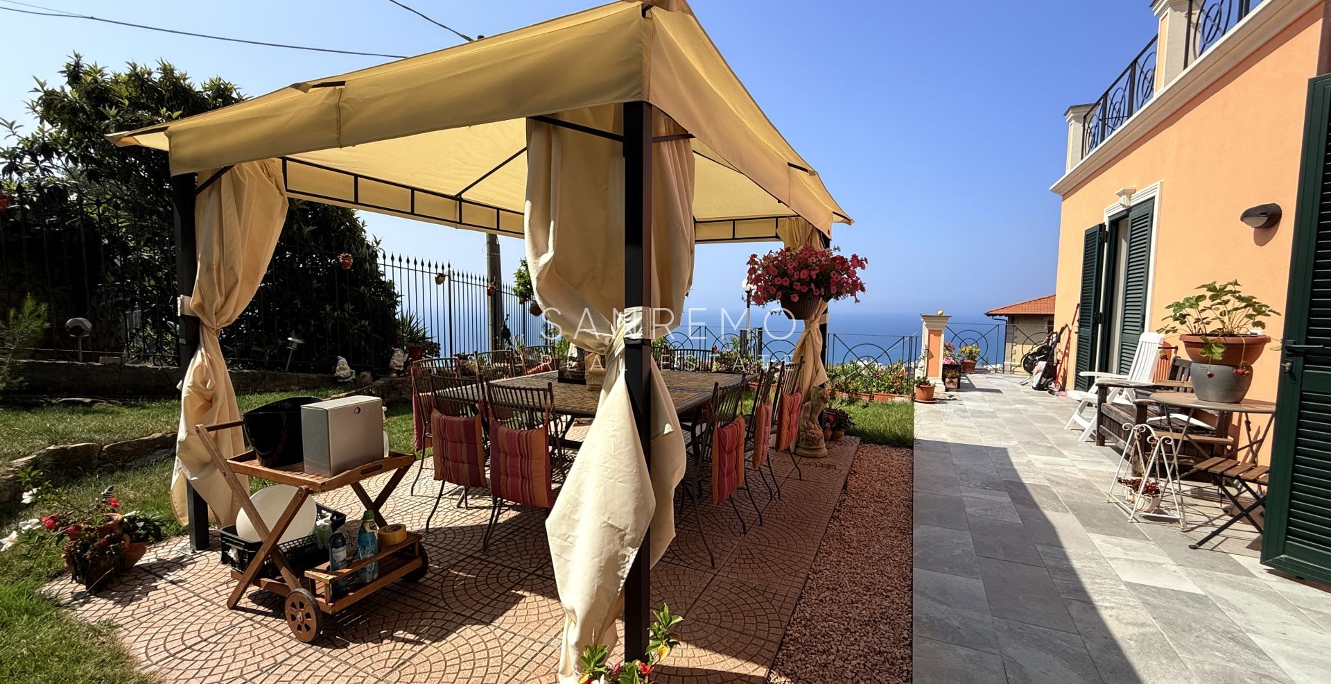 Luxury villa with swimming pool and sea view in Bordighera