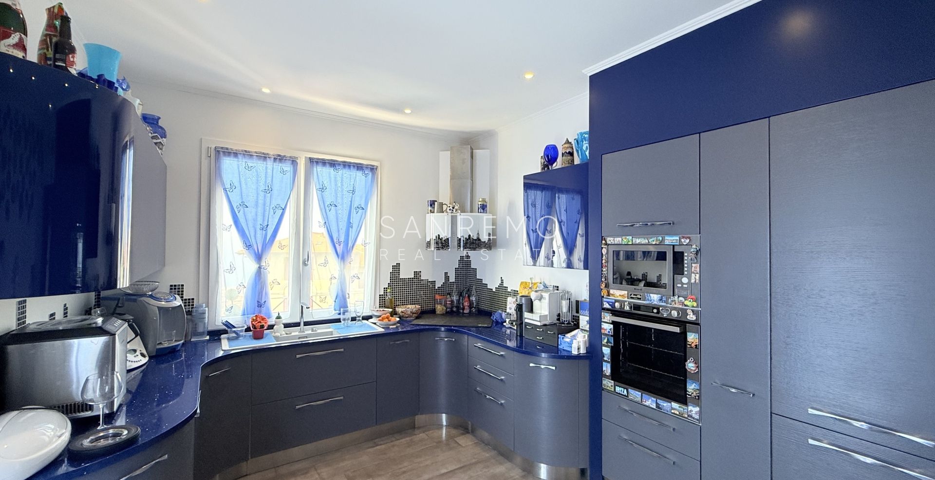 Luxury villa with swimming pool and sea view in Bordighera