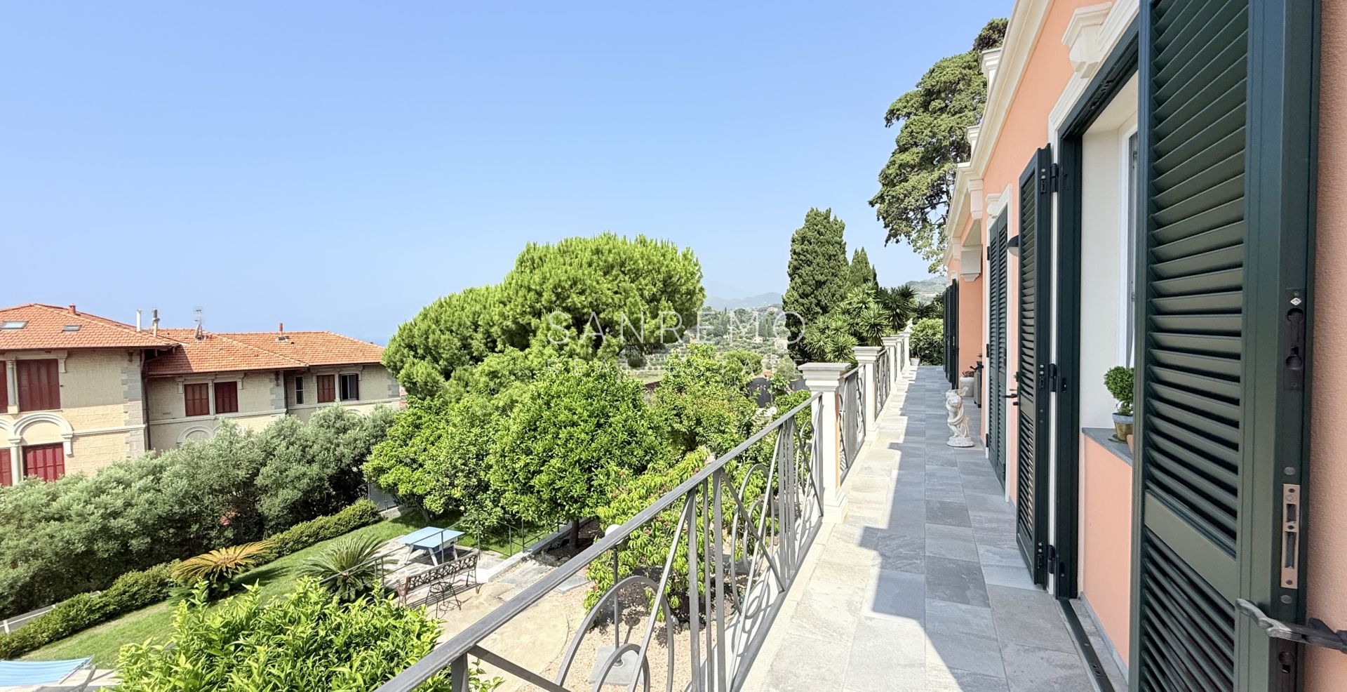 Luxury villa with swimming pool and sea view in Bordighera