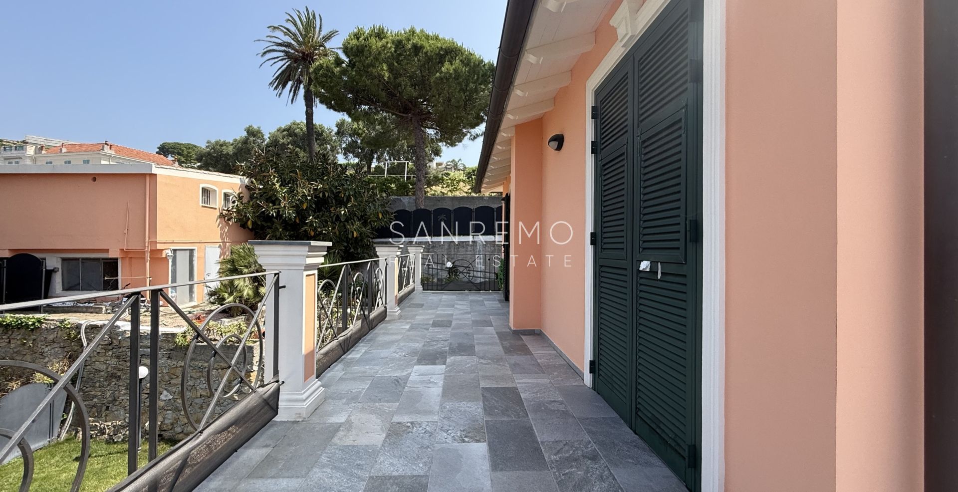 Luxury villa with swimming pool and sea view in Bordighera