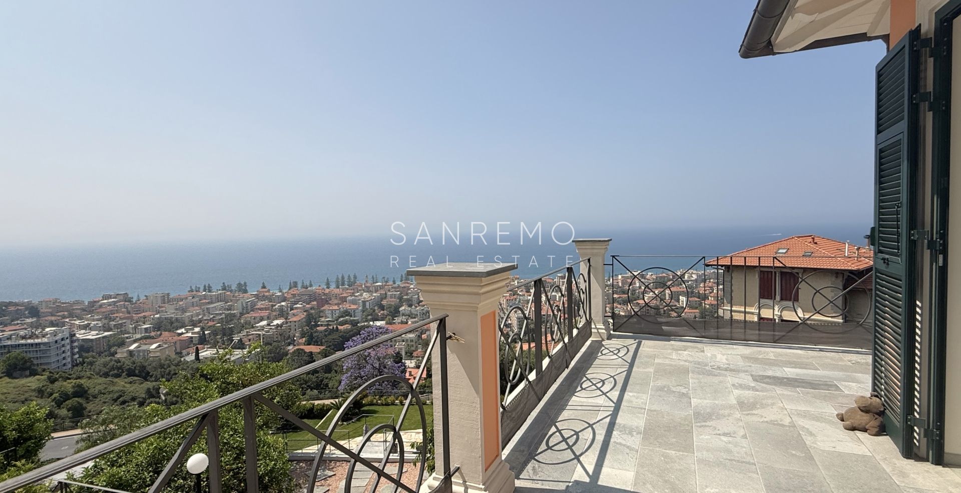 Luxury villa with swimming pool and sea view in Bordighera