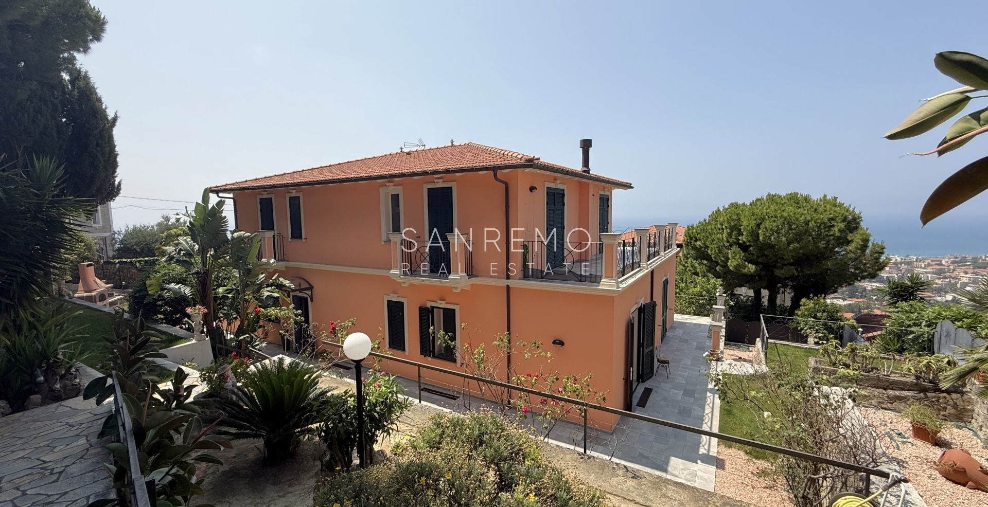 Luxury villa with swimming pool and sea view in Bordighera