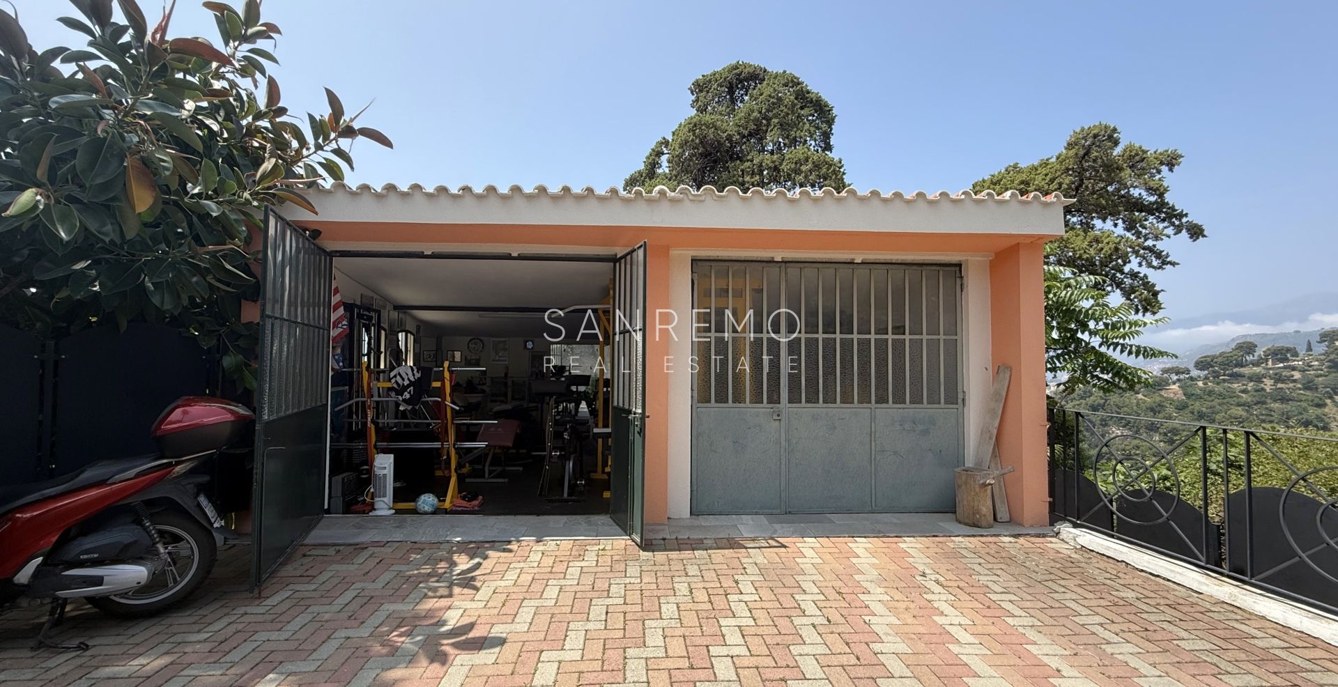 Luxury villa with swimming pool and sea view in Bordighera