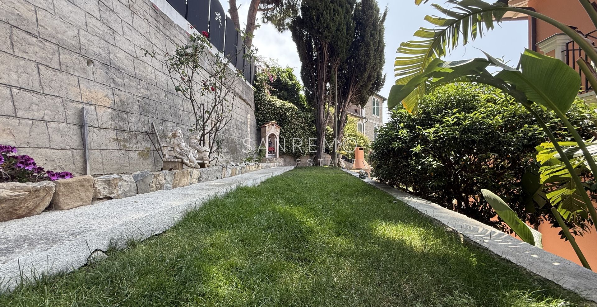 Luxury villa with swimming pool and sea view in Bordighera