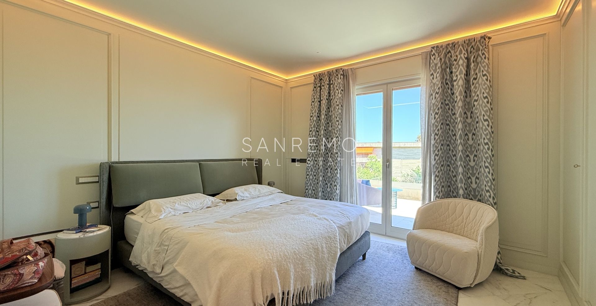 Exclusive penthouse with sea view, large terrace, and luxury finishes in an elegant building surrounded by greenery