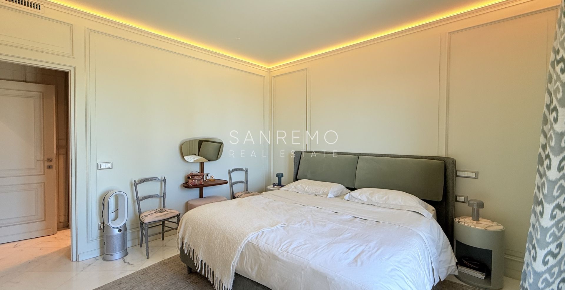 Exclusive penthouse with sea view, large terrace, and luxury finishes in an elegant building surrounded by greenery