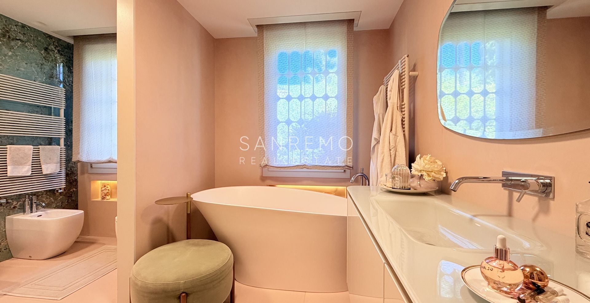 Exclusive penthouse with sea view, large terrace, and luxury finishes in an elegant building surrounded by greenery