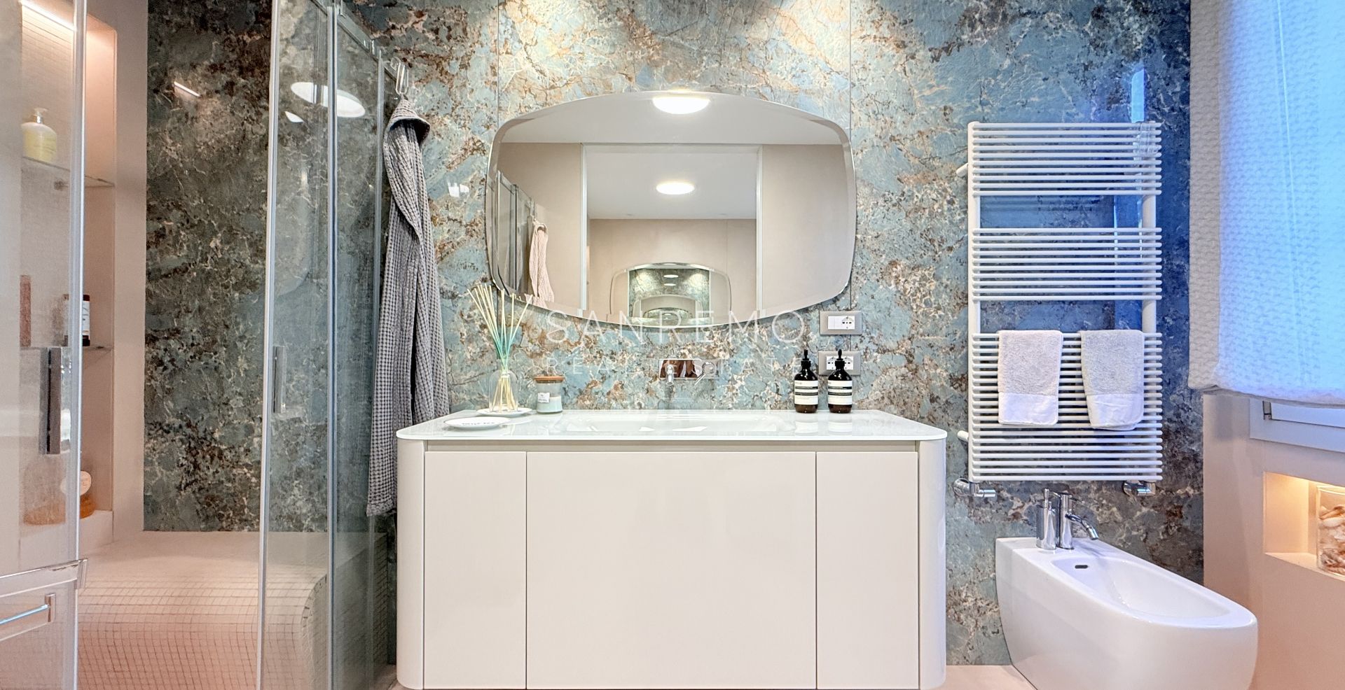 Exclusive penthouse with sea view, large terrace, and luxury finishes in an elegant building surrounded by greenery