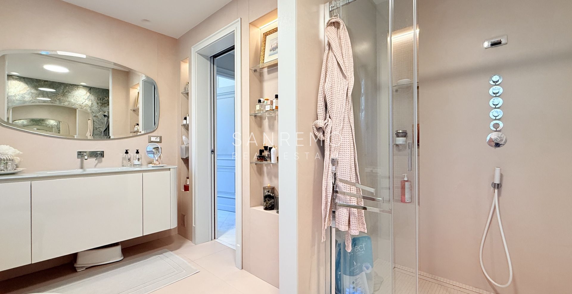 Exclusive penthouse with sea view, large terrace, and luxury finishes in an elegant building surrounded by greenery