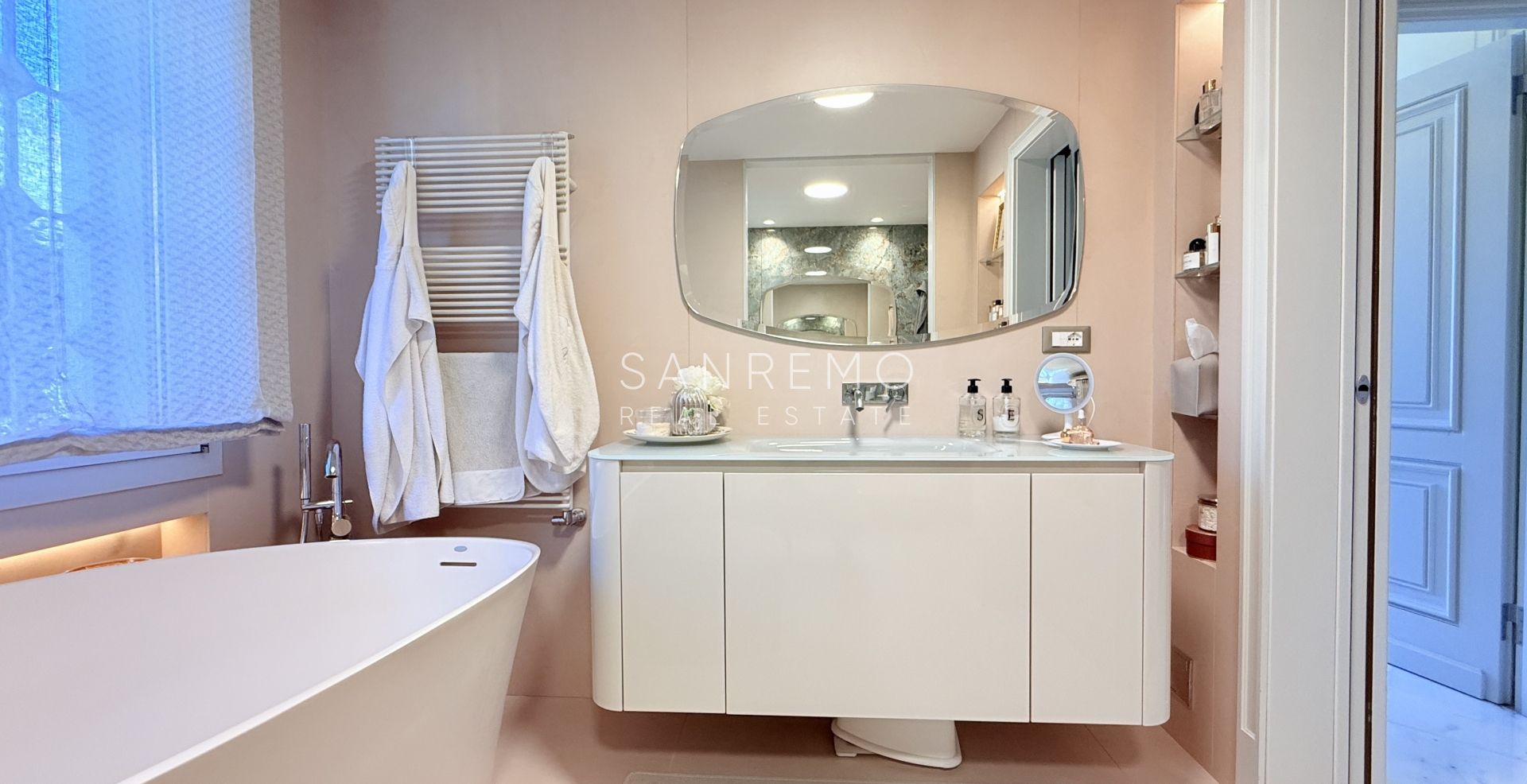 Exclusive penthouse with sea view, large terrace, and luxury finishes in an elegant building surrounded by greenery