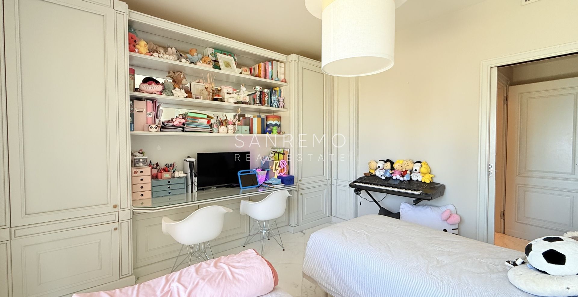 Exclusive penthouse with sea view, large terrace, and luxury finishes in an elegant building surrounded by greenery
